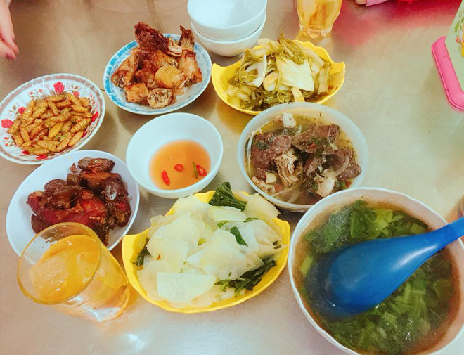 Một mâm cơm đơn sơ 200 nghìn đem khoe, 500 chị em tranh cãi nảy lửa