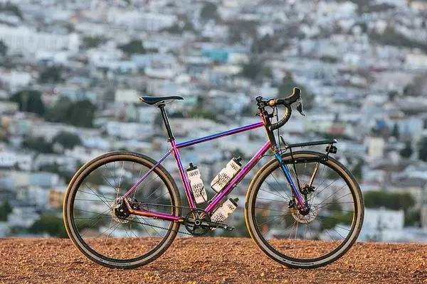 Chỉ có tờ tiền lẻ nhàu nát, cậu bé bất ngờ mua được chiếc xe đạp vì lý do ngoài dự tính