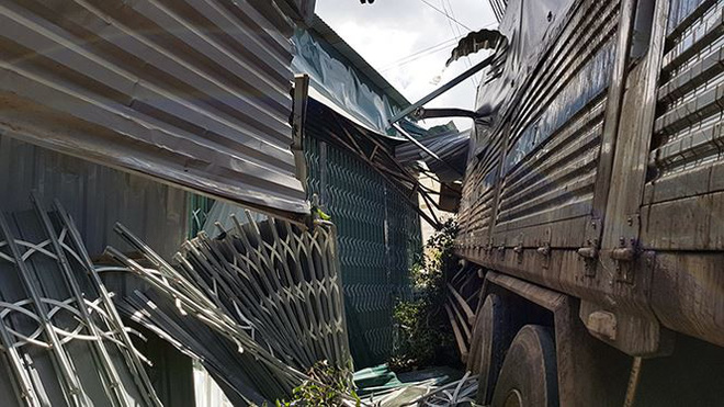 Xe tải lao vút, húc thẳng 2 nhà dân gây hoảng loạn