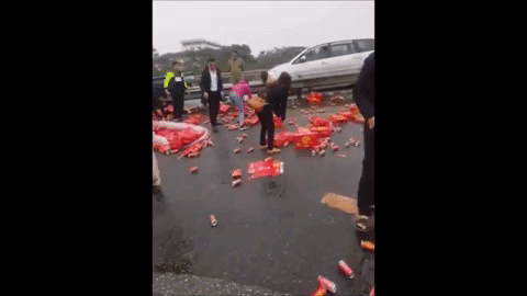 Hành động tử tế: Thấy hàng nghìn lon nước ngọt bị đổ ra đường, nhiều người dân tới dọn giúp tài xế