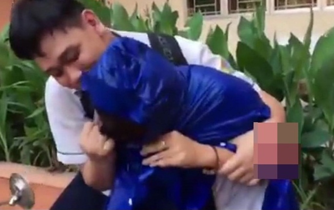 Nữ sinh thất tình, nhóm bạn thân hát Em gái mưa siêu lầy an ủi