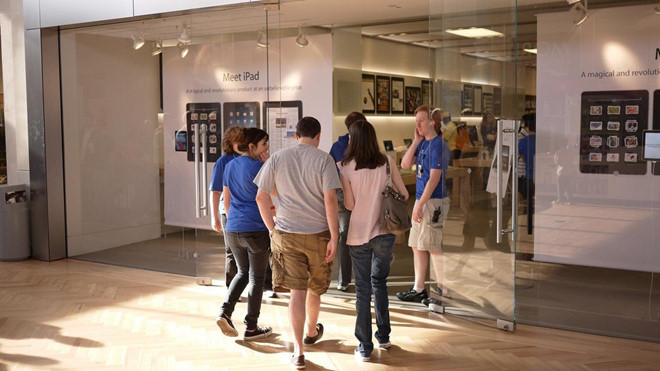 Apple Store thất thủ vì dòng người đi đổi pin 29 USD