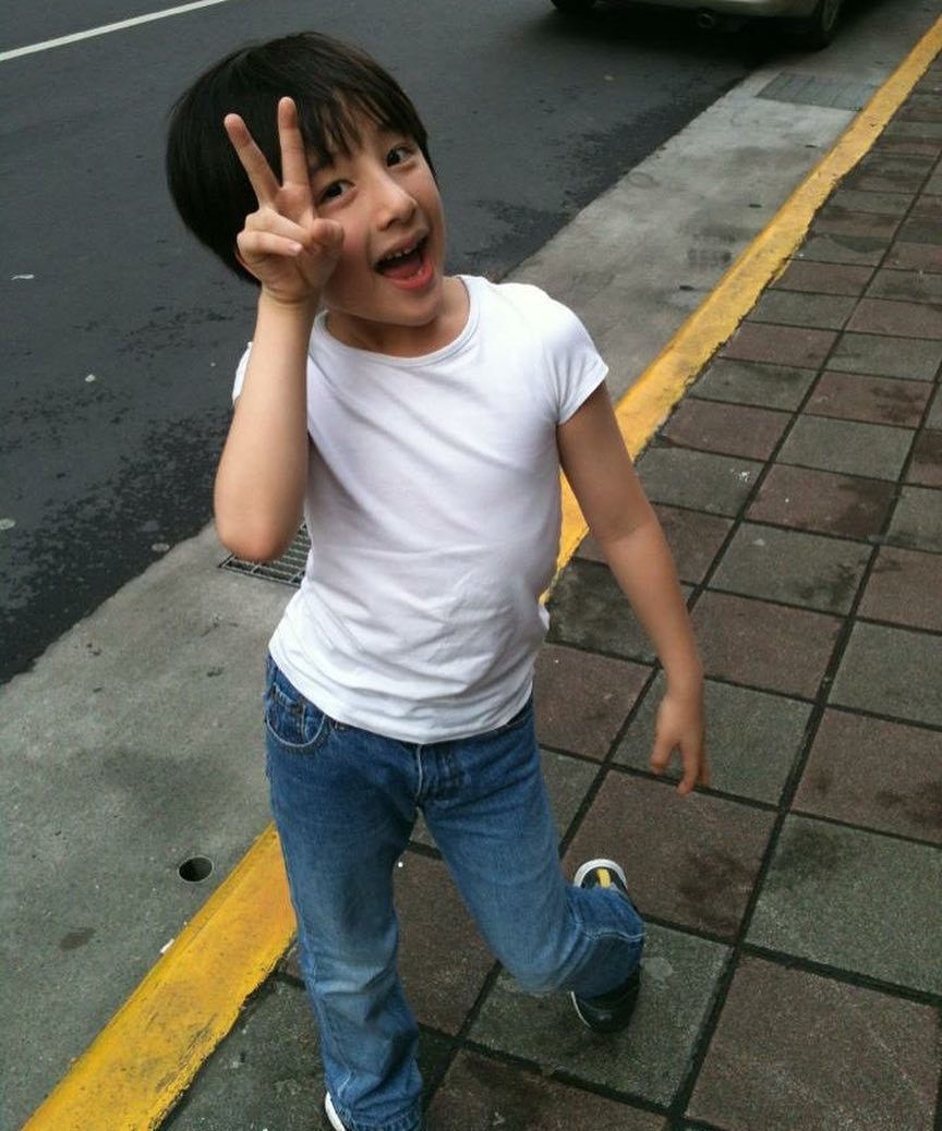 Tiểu soái ca 13 tuổi đã cao 1m70, học giỏi, đàn hay