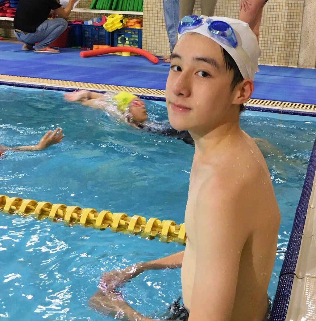 Tiểu soái ca 13 tuổi đã cao 1m70, học giỏi, đàn hay