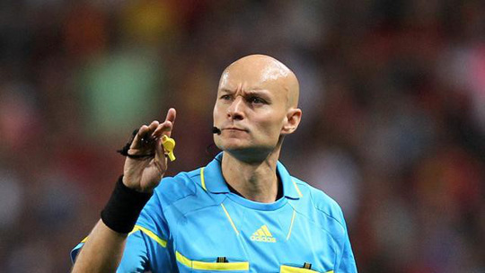 Tự té sấp mặt, trọng tài nổi nóng đuổi cầu thủ