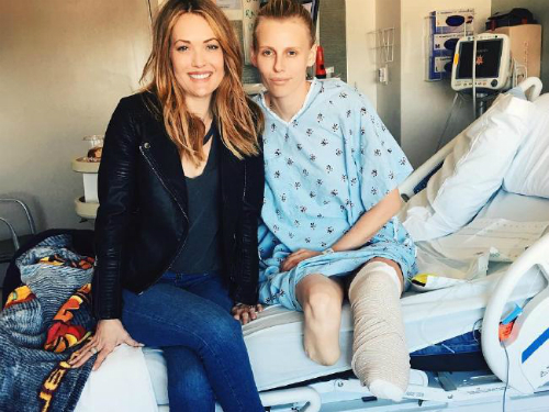 Nữ người mẫu mất hai chân vì nhiễm độc từ băng vệ sinh