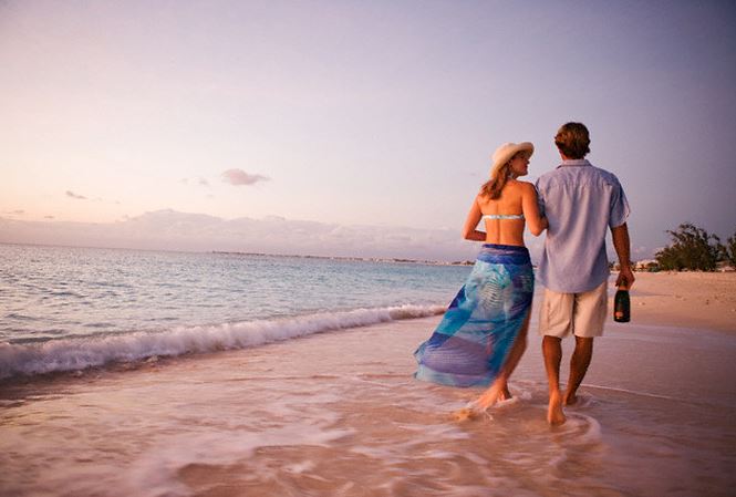 Kỷ niệm ngày cưới, chồng hớn hở đi du lịch cùng ... bồ nhí