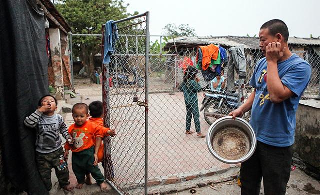 Một ngày xoay như chong chóng của ông bố một mình nuôi 8 con