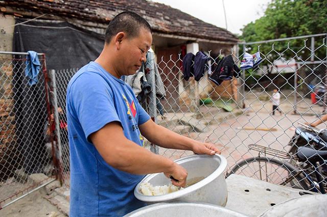Một ngày xoay như chong chóng của ông bố một mình nuôi 8 con