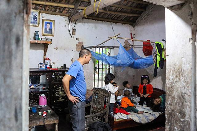 Một ngày xoay như chong chóng của ông bố một mình nuôi 8 con