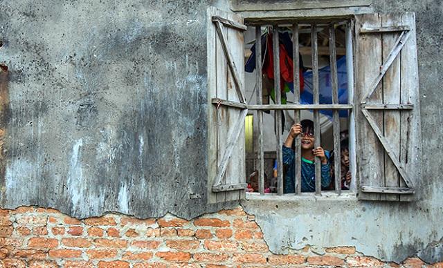 Một ngày xoay như chong chóng của ông bố một mình nuôi 8 con