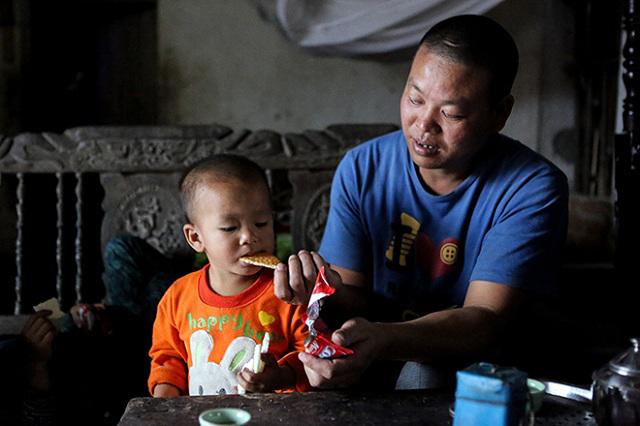 Một ngày xoay như chong chóng của ông bố một mình nuôi 8 con