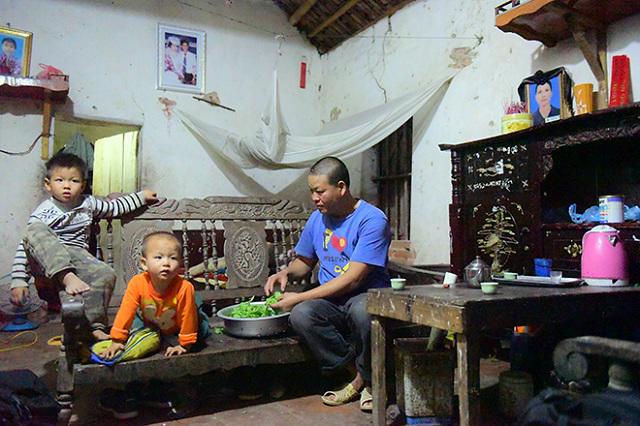 Một ngày xoay như chong chóng của ông bố một mình nuôi 8 con