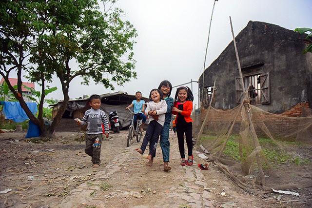 Một ngày xoay như chong chóng của ông bố một mình nuôi 8 con