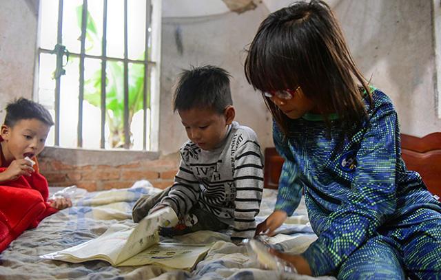 Một ngày xoay như chong chóng của ông bố một mình nuôi 8 con