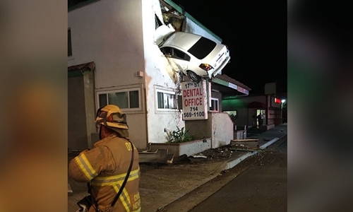 Xe bay lên không, cắm đầu vào tầng hai tòa nhà ở Mỹ