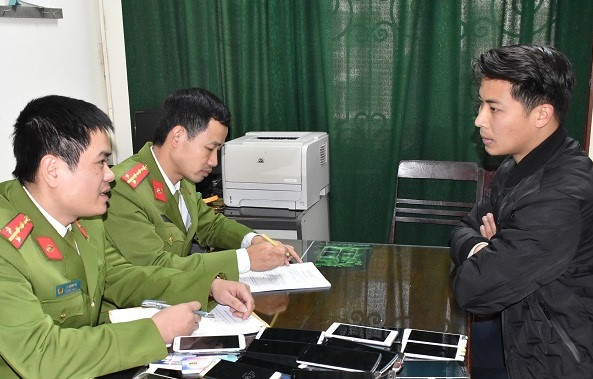 Bắt giữ lô điện thoại trị giá tiền tỷ trên xe khách