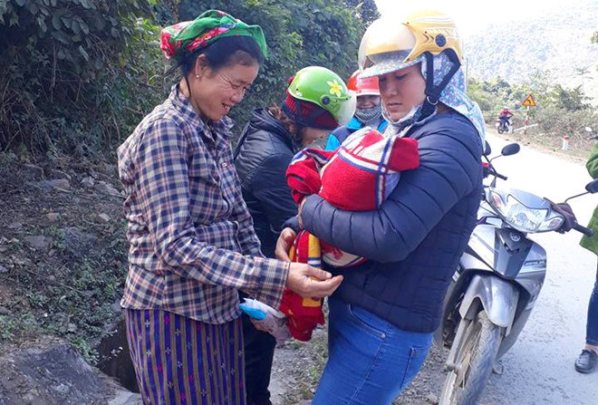 9 cô giáo miền núi đỡ đẻ cho thiếu phụ trên đường