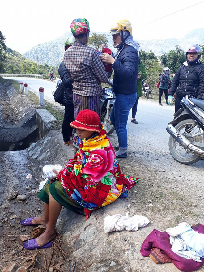 9 cô giáo miền núi đỡ đẻ cho thiếu phụ trên đường