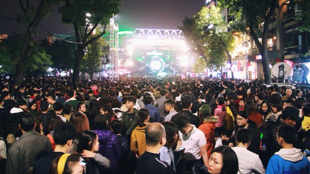 Hết bán bia tại lễ hội âm thanh, ánh sáng giao thừa
