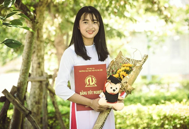 Nữ công an viên bị làm phiền sau bức ảnh xinh đẹp trên mạng Nữ công an viên bị làm phiền sau bức ảnh xinh đẹp trên mạng