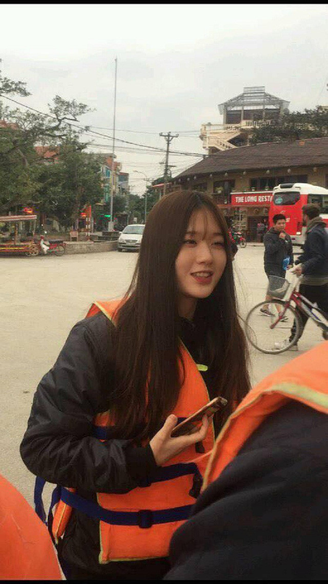 Cô gái Hàn Quốc xinh đẹp xuất hiện ở bến đò Tam Cốc Cô gái Hàn Quốc xinh đẹp xuất hiện ở bến đò Tam Cốc