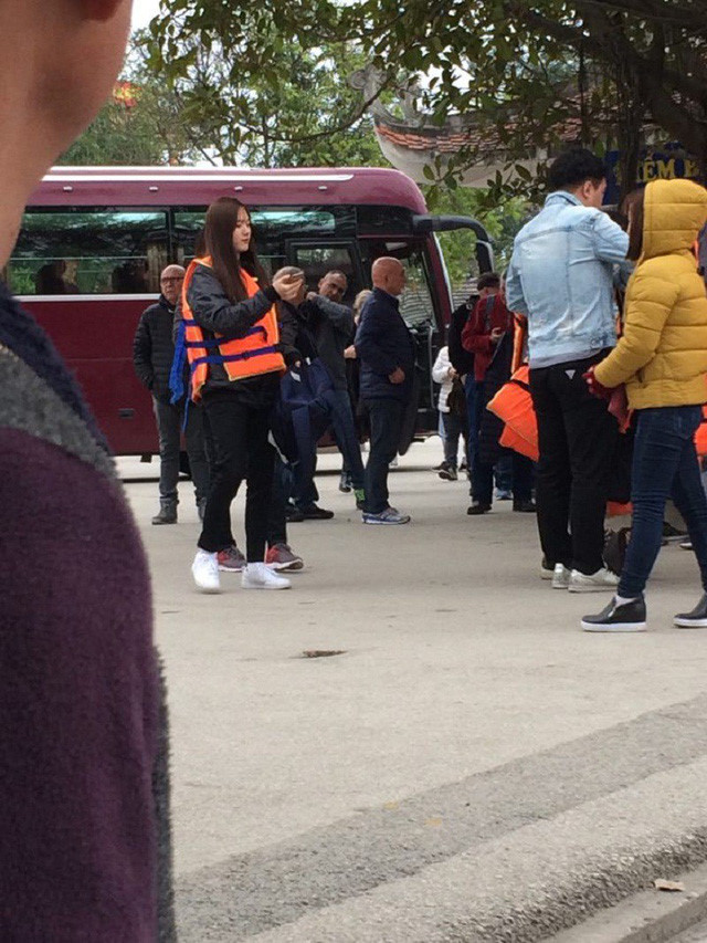 Cô gái Hàn Quốc xinh đẹp xuất hiện ở bến đò Tam Cốc