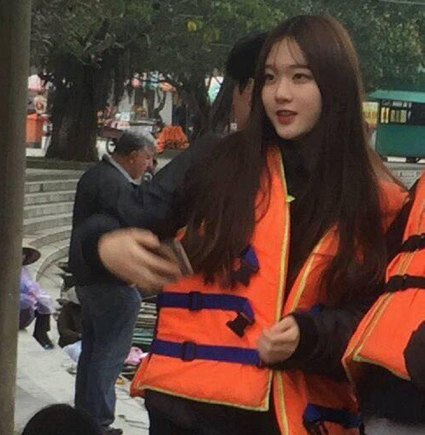 Cô gái Hàn Quốc xinh đẹp xuất hiện ở bến đò Tam Cốc