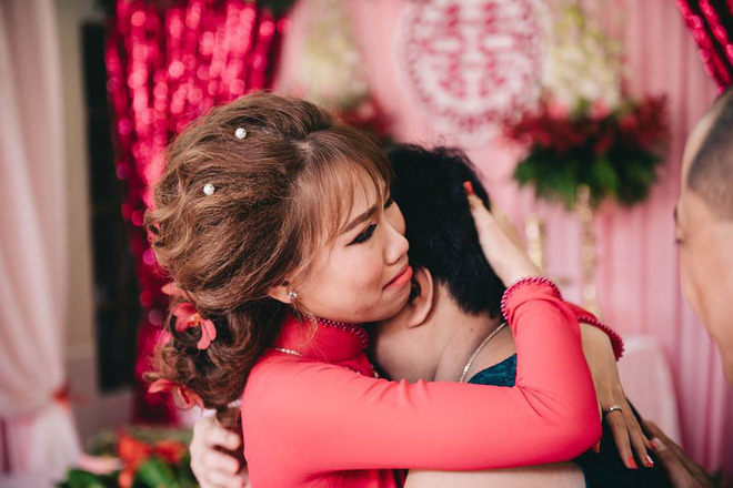 Câu chuyện đằng sau hành trình yêu thương của cô em gái bị não úng thủy dặn chị trong ngày cưới: Chị lấy chồng, đừng bỏ Lan nha! Câu chuyện đằng sau hành trình yêu thương của cô em gái bị não úng thủy dặn chị trong ngày cưới: Chị lấy chồng, đừng bỏ Lan nha!
