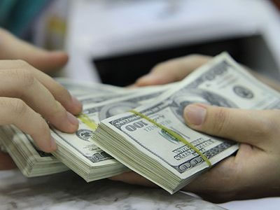 Giả chữ ký khách hàng chiếm đoạt 10.000 USD