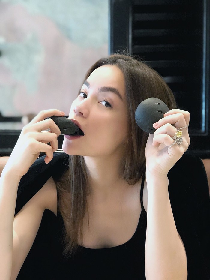 Mượn hình ảnh ăn bánh, Hồ Ngọc Hà khoe một lúc 4 chiếc nhẫn kim cương Mượn hình ảnh ăn bánh, Hồ Ngọc Hà khoe một lúc 4 chiếc nhẫn kim cương