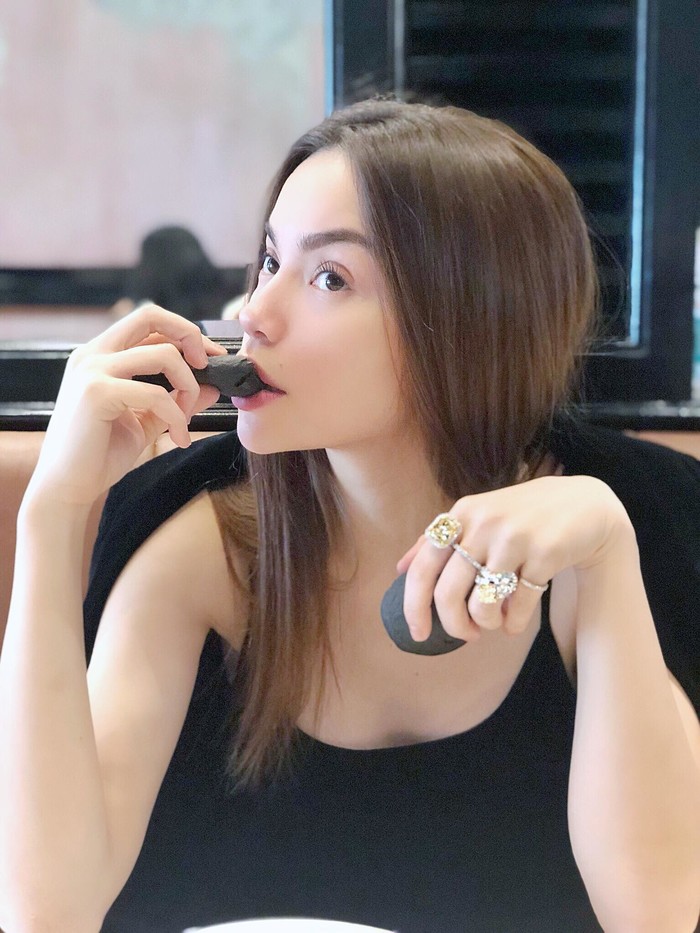 Mượn hình ảnh ăn bánh, Hồ Ngọc Hà khoe một lúc 4 chiếc nhẫn kim cương