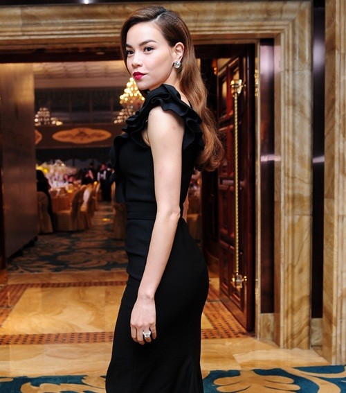 Mượn hình ảnh ăn bánh, Hồ Ngọc Hà khoe một lúc 4 chiếc nhẫn kim cương Mượn hình ảnh ăn bánh, Hồ Ngọc Hà khoe một lúc 4 chiếc nhẫn kim cương
