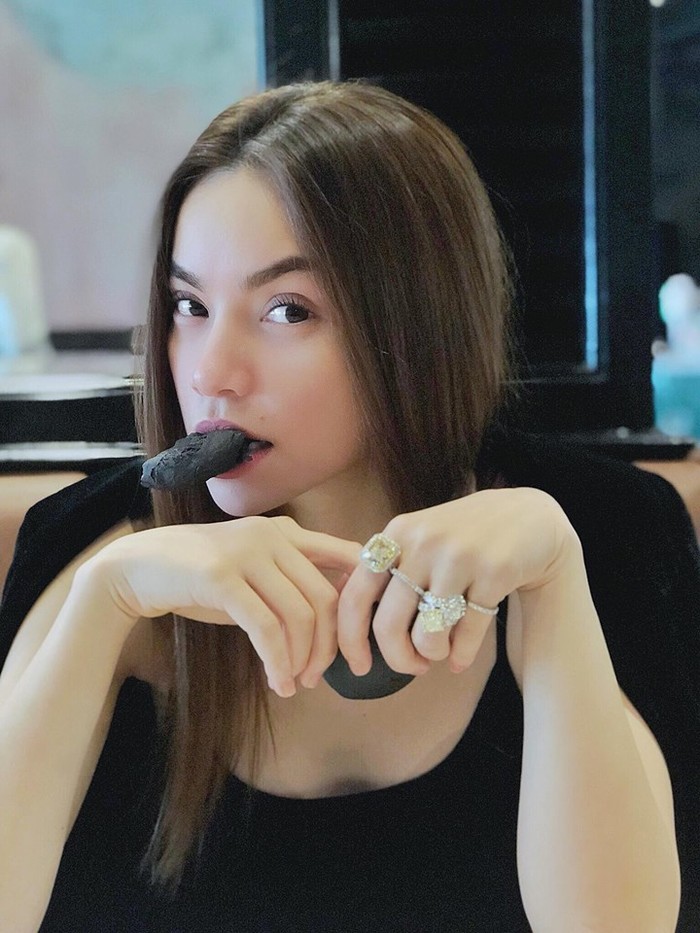Mượn hình ảnh ăn bánh, Hồ Ngọc Hà khoe một lúc 4 chiếc nhẫn kim cương