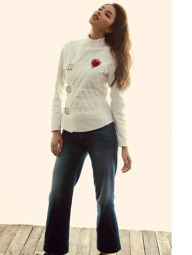 Phạm Hương đầy khác lạ sau khi trao vương miện Hoa hậu Hoàn vũ cho người kế nhiệm