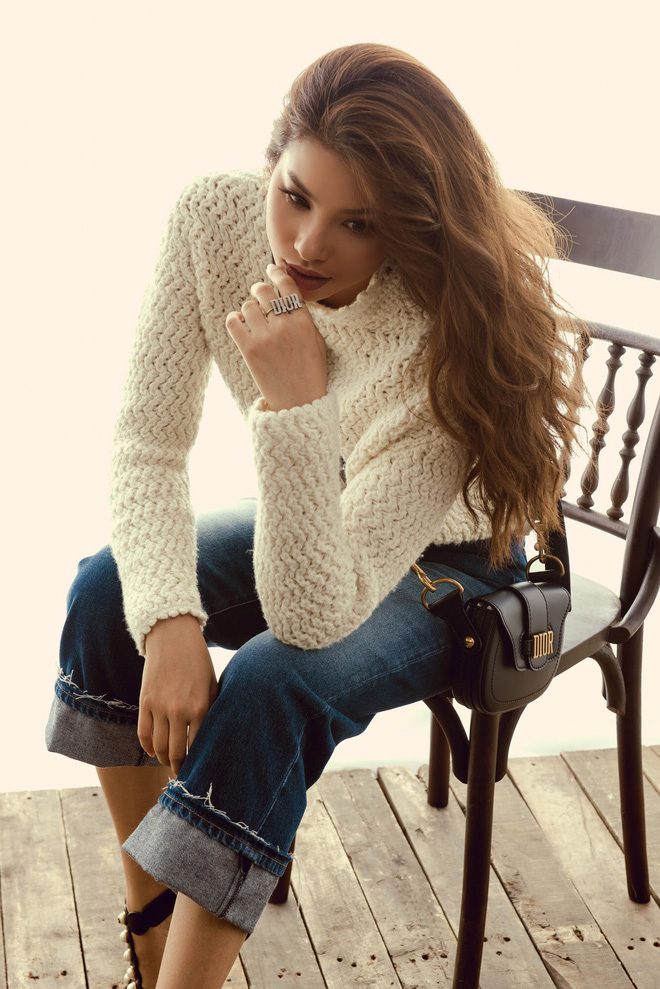 Phạm Hương đầy khác lạ sau khi trao vương miện Hoa hậu Hoàn vũ cho người kế nhiệm