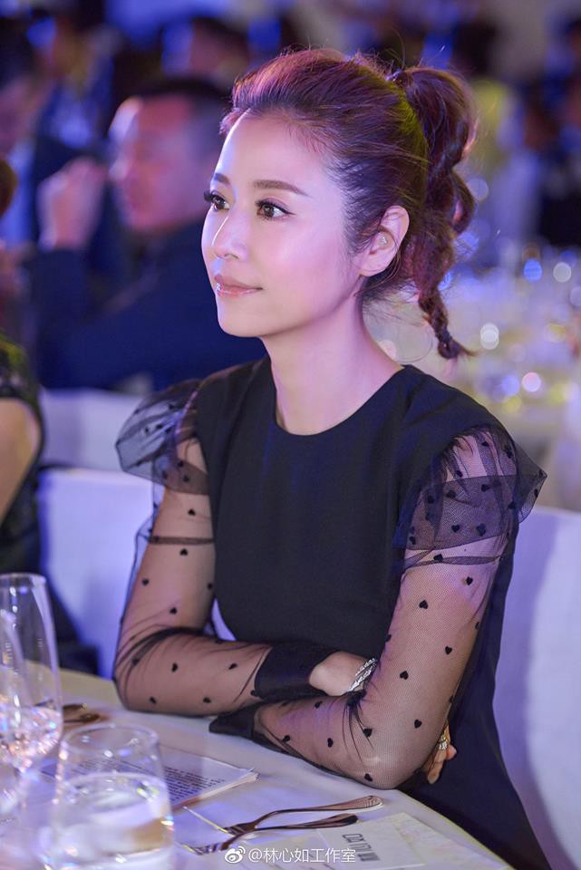 Các nàng gái 1 con còn chờ gì mà không học tập ngay gu thời trang trẻ trung của Lâm Tâm Như Các nàng gái 1 con còn chờ gì mà không học tập ngay gu thời trang trẻ trung của Lâm Tâm Như