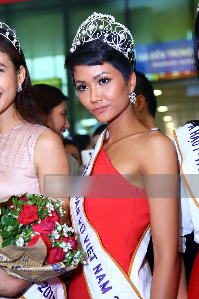 Thật may: Kể từ khi đăng quang đến nay, Hoa hậu HHen Niê chưa lần nào mặc lỗi!