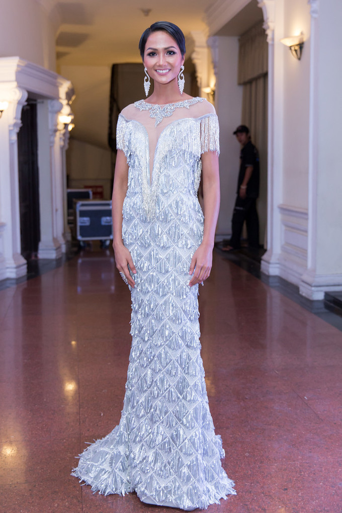 Mỹ nhân Việt mê trang phục lấp lánh dịp cuối năm