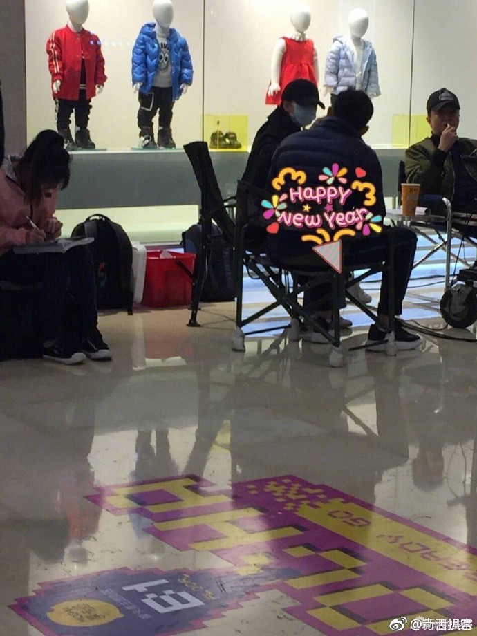 Ngô Kỳ Long - Lưu Thi Thi: Cứ khi nào bị chụp lén đều là hình ảnh đang nắm tay nhau ngọt ngào