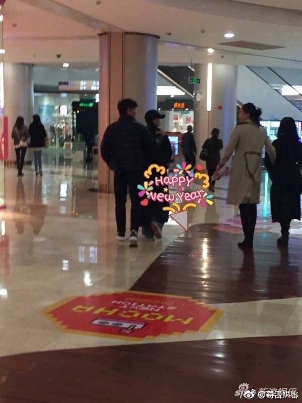 Ngô Kỳ Long - Lưu Thi Thi: Cứ khi nào bị chụp lén đều là hình ảnh đang nắm tay nhau ngọt ngào