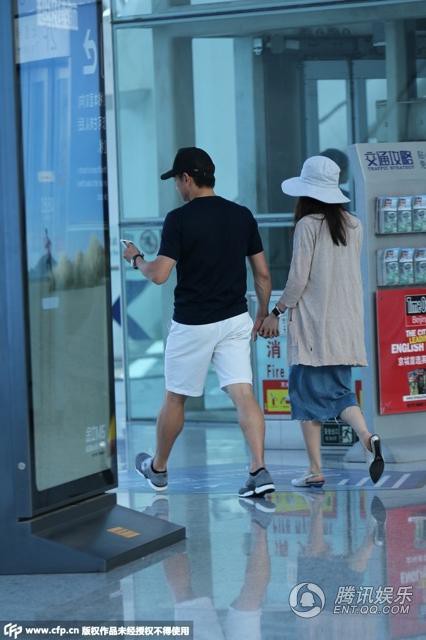 Ngô Kỳ Long - Lưu Thi Thi: Cứ khi nào bị chụp lén đều là hình ảnh đang nắm tay nhau ngọt ngào Ngô Kỳ Long - Lưu Thi Thi: Cứ khi nào bị chụp lén đều là hình ảnh đang nắm tay nhau ngọt ngào