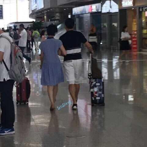 Ngô Kỳ Long - Lưu Thi Thi: Cứ khi nào bị chụp lén đều là hình ảnh đang nắm tay nhau ngọt ngào Ngô Kỳ Long - Lưu Thi Thi: Cứ khi nào bị chụp lén đều là hình ảnh đang nắm tay nhau ngọt ngào