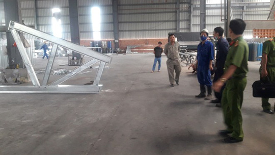 Khung sắt nửa tấn đổ, đè chết nam công nhân