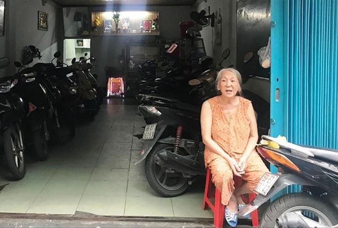 Tạm đình chỉ 48 bãi xe vua trên vỉa hè TPHCM: Giữ xe tại gia quá tải