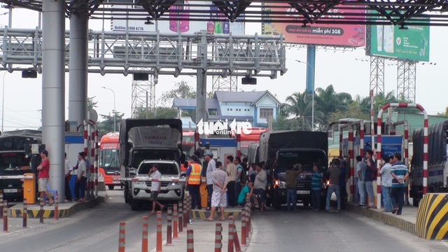 Cắm biển cấm dừng quá 5 phút chống ùn tắc tại trạm BOT