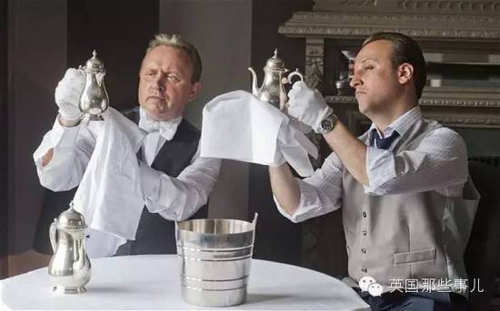 Thú vui kỳ quặc của giới siêu giàu: Chi gần 100 triệu đồng/ngày để thử làm...người hầu