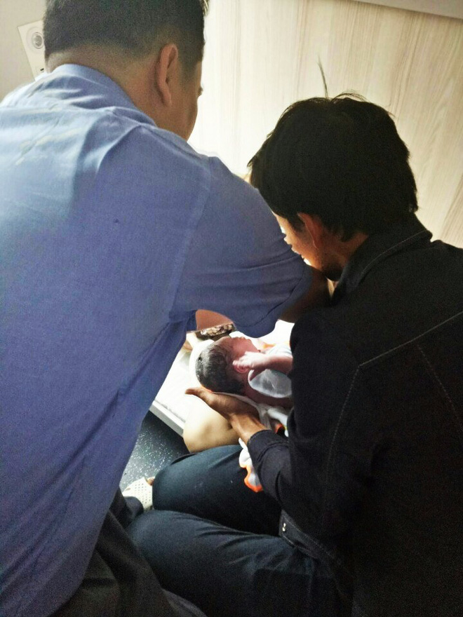 Sản phụ bất ngờ lên cơn đau đẻ, hạ sinh bé gái bụ bẫm trên chuyến tàu Bắc - Nam