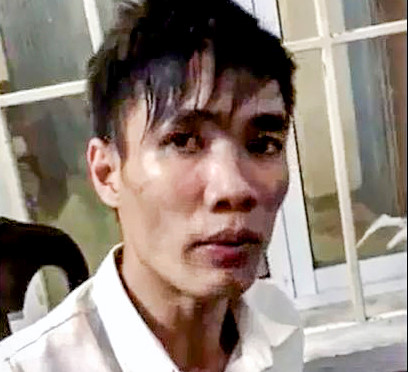 Nam thanh niên ngáo đá tưởng bị truy sát, leo lên trần nhà cố thủ