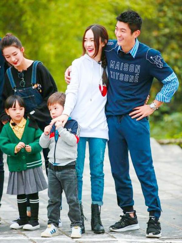 Là chị em nhưng Hoắc Tư Yến - Lý Tiểu Lộ đối xử với chồng trẻ hoàn toàn trái ngược